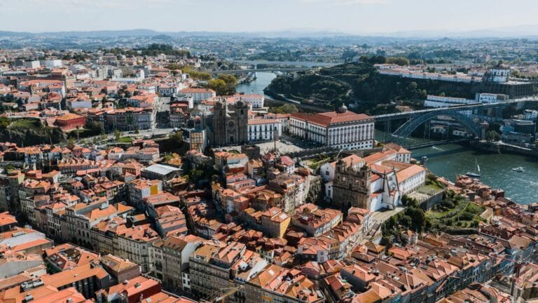 LGPD: Os Nove Direitos do Titular de Dados Pessoais 2 Stunning aerial photograph showcasing the cityscape of Porto, Portugal with the
