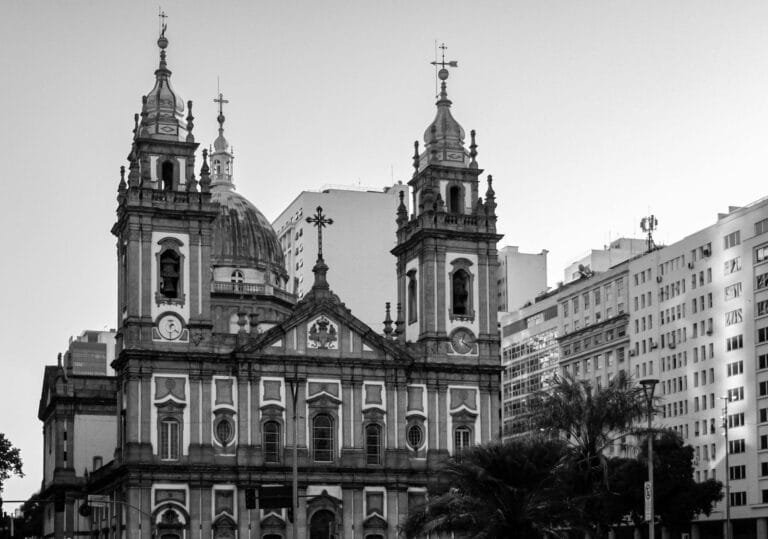 Regras de Transição da Reforma da Previdência: Comparativo 2 Black and white photo of a historic cathedral in Rio de Janeiro, Brazil, surroun