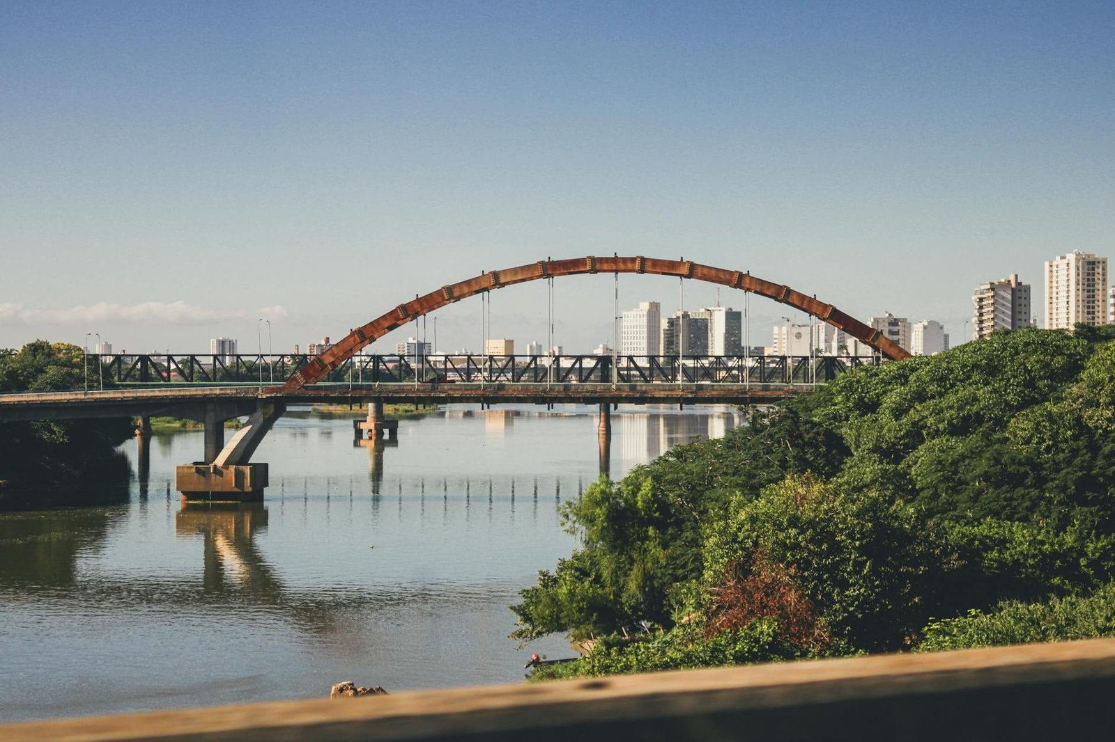 Página de Repetitivos traz inclusão dos valores de PIS/Cofins na base de cálculo do IRPJ e da CSLL 1 Scenic bridge view in Campos dos Goytacazes, Brazil with city skyline reflection