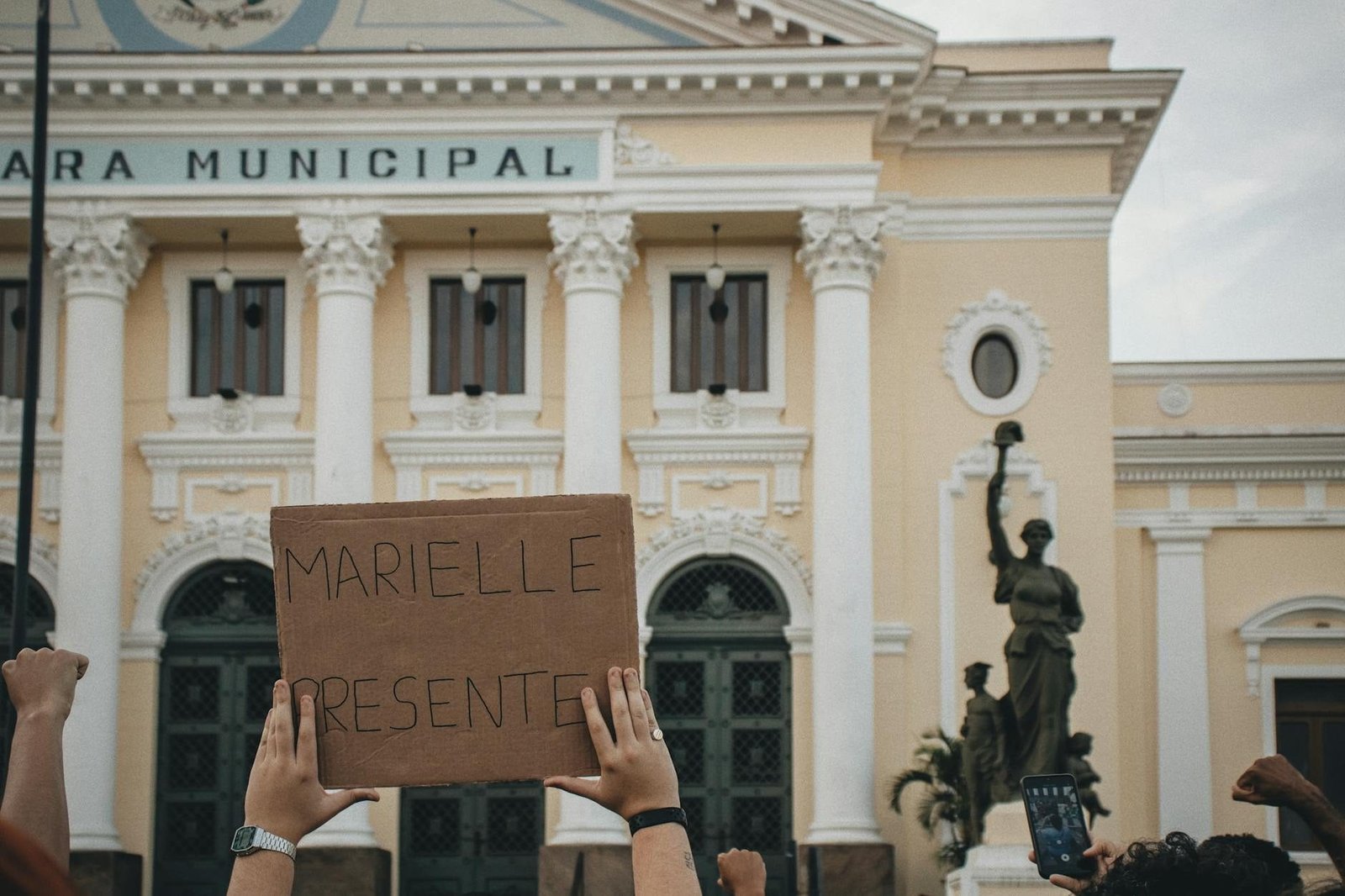 Juiz admite que trechos de MP citados em decisão sobre tributação de combustíveis eram inexistentes 1 Crowd holding a sign MARIELLE PRESENTE at Rios city hall.