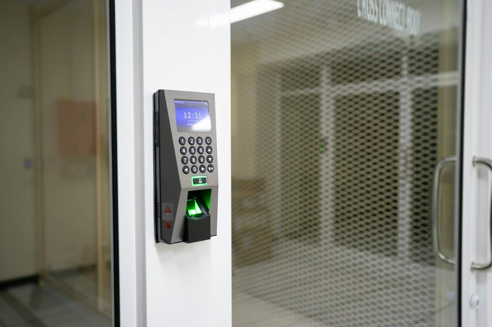 Controle rígido de ponto é incompatível com advocacia pública 1 A modern fingerprint scanner for secure access control in an office environment.