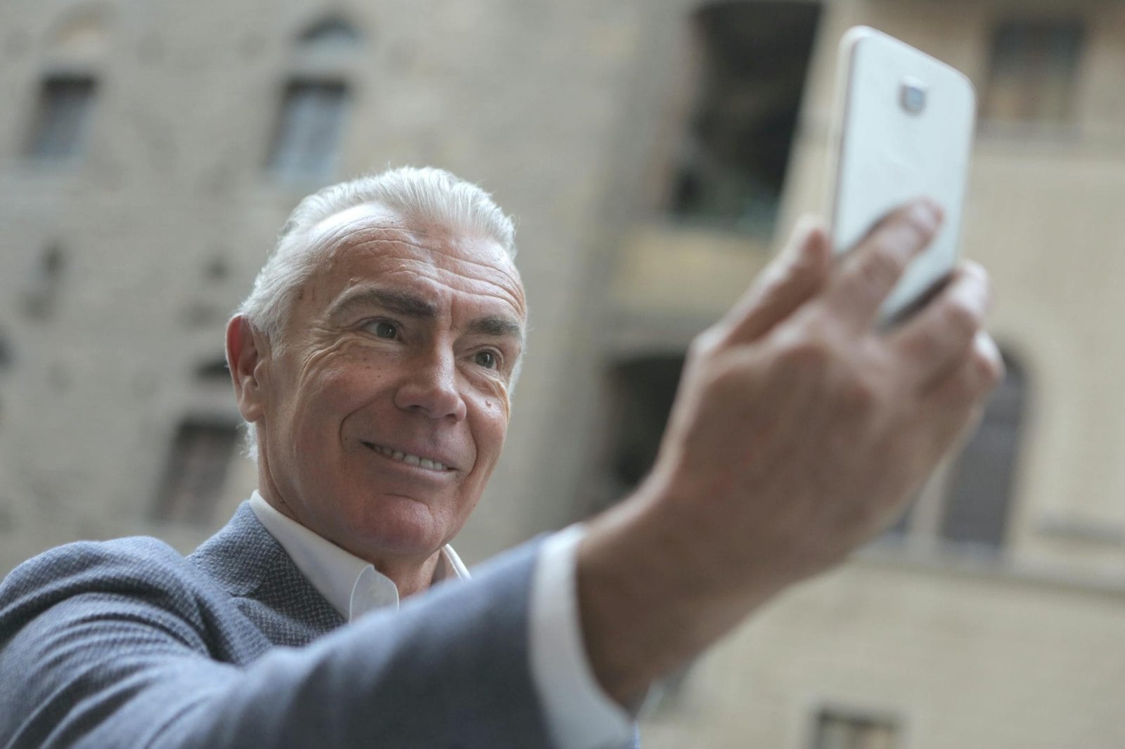 Aposentado utilizando smartphone para confirmar emprestimo consignado por biometria facial no Meu INSS