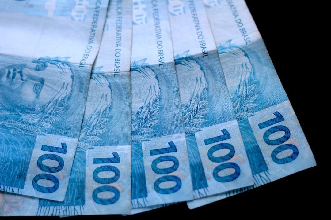 IRPF: Quem Está Obrigado a Declarar e Quais Despesas Deduzir 1 A stack of ten thousand thousand thousand thousand thousand thousand thousand thousand thousand thousand thousand thousa