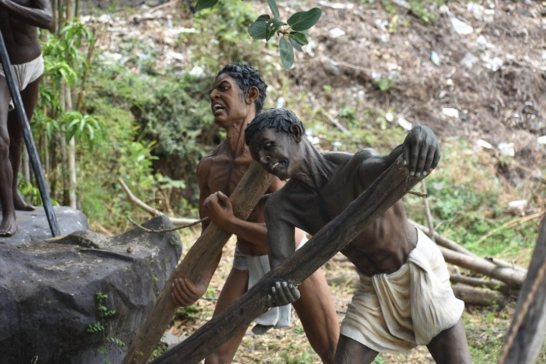 OAB/PA critica comparação entre corte de verbas e trabalho análogo à escravidão 1 a group of men carrying wooden planks through a forest
