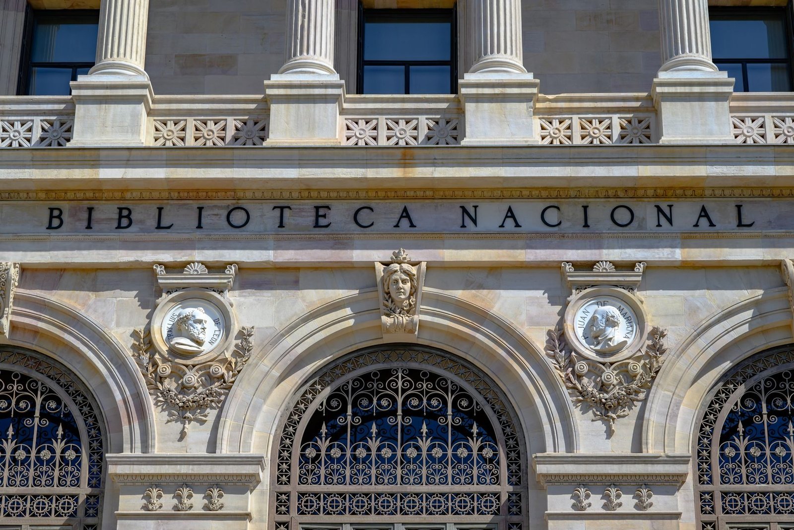 INSS faz mutirão nacional com mais de 37 mil perícias médicas em 132 agências nos dias 28 e 29 de março de 2026 1 Detailed view of the Biblioteca Nacional facade in Madrid showcasing neoclassica