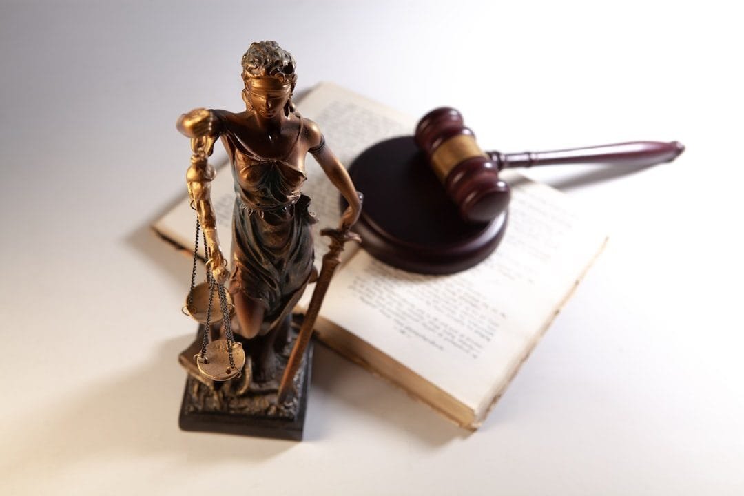 Prova Pericial Judicial Previdenciária 2026: Como Funciona 1 Statue of justice, gavel, and open book on table.