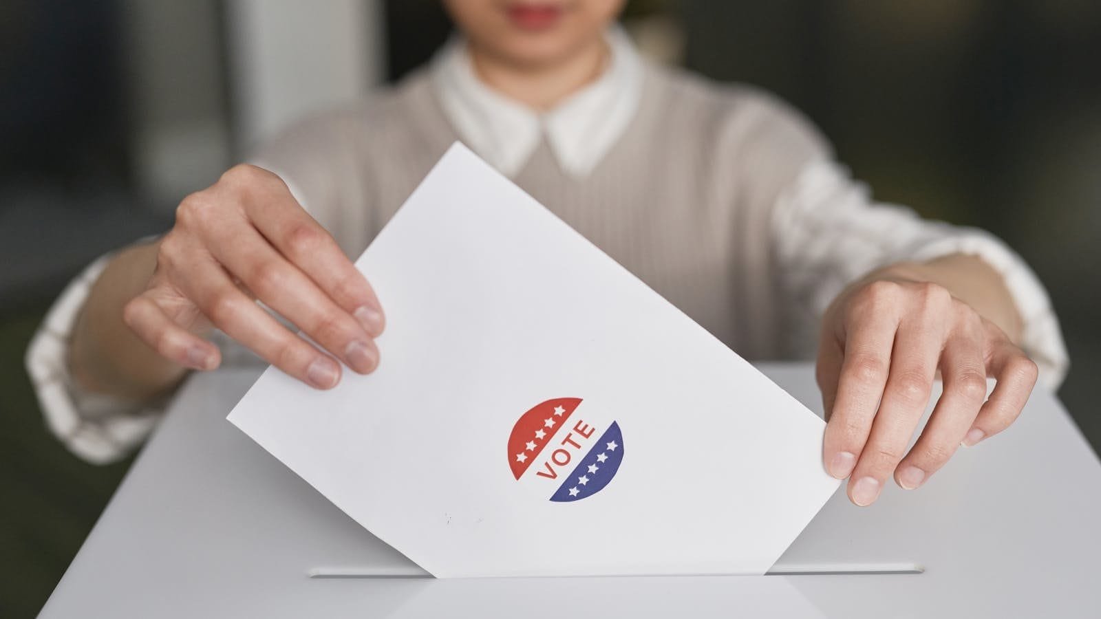 Título de Eleitor: Como Tirar, Transferir e Regularizar 1 título de eleitor e cidadão depositando voto na urna