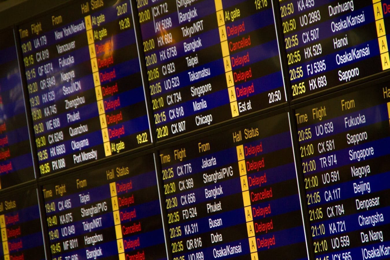 Cancelamento de Voo e Overbooking: Direitos do Passageiro 1 Close-up of digital flight information board showing arrivals and departures at an airport.