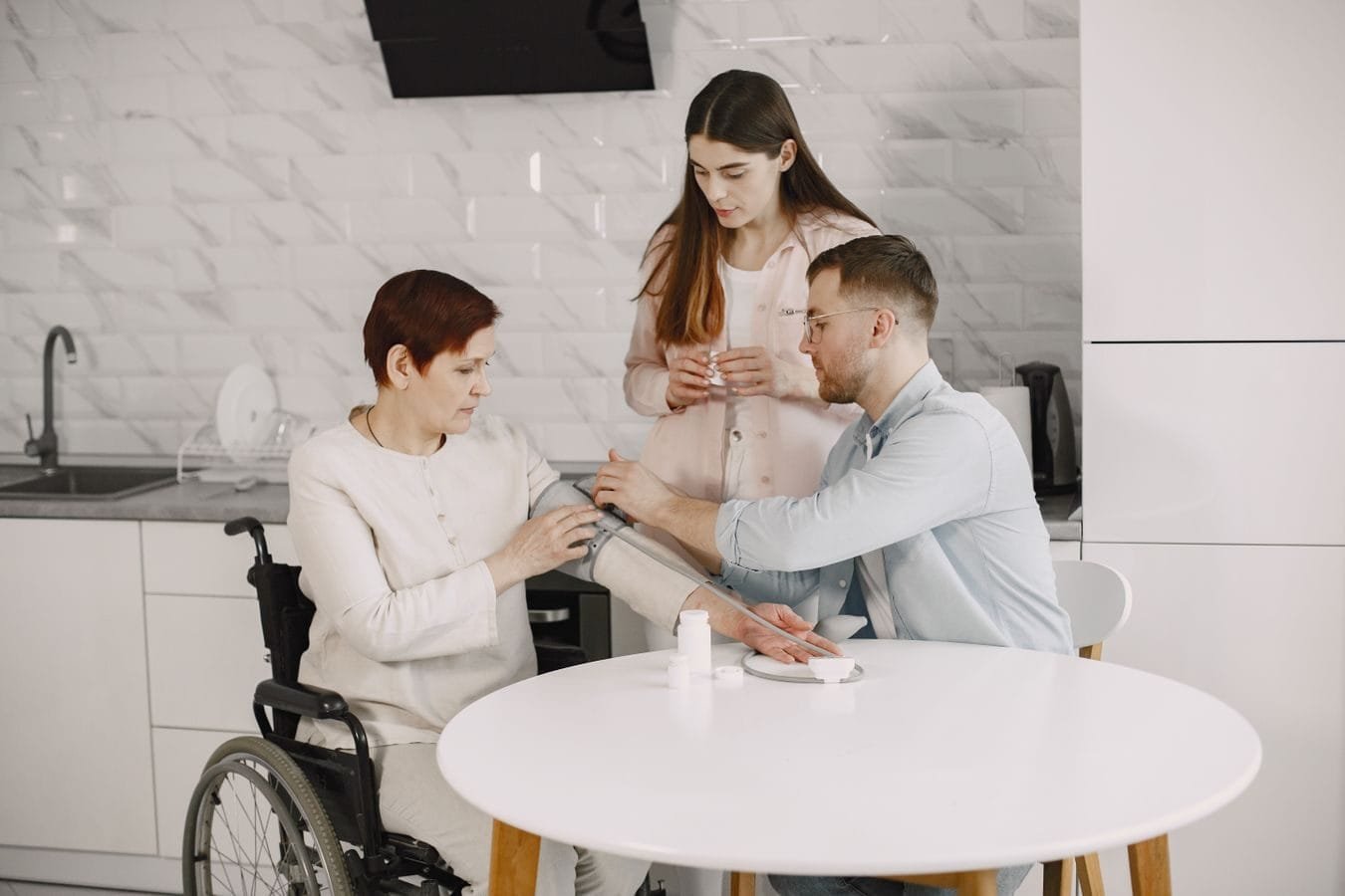 Aposentadoria por Incapacidade Permanente: Critérios da Perícia 1 A family monitors blood pressure at home, ensuring health and wellness.