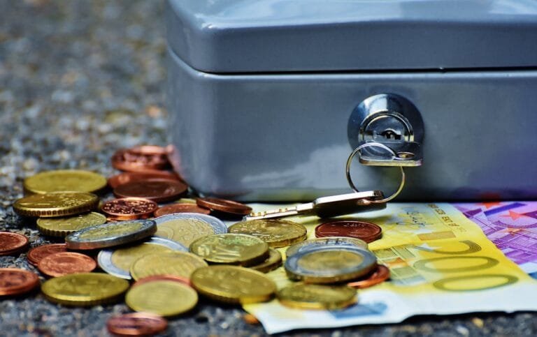 Teto do INSS sobe para R$ 8.475,55 em 2026 2 Close-up of a secure cash box with euro coins and banknotes, symbolizing wealth and financial security.