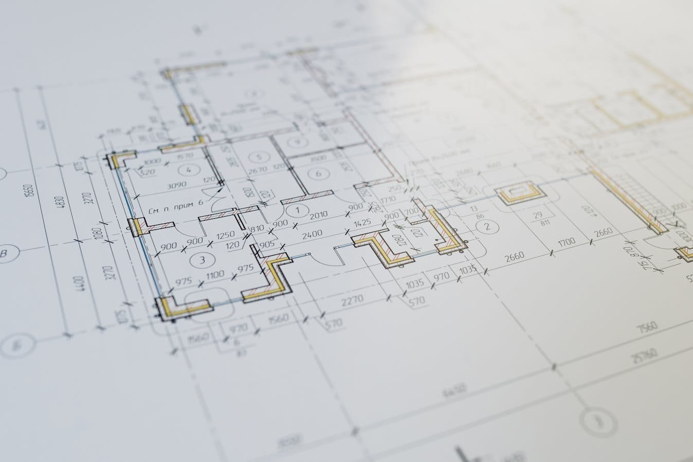 Comprar imóvel na planta: riscos e cuidados com o contrato 1 High-resolution close-up of an architectural floor plan showcasing design details.