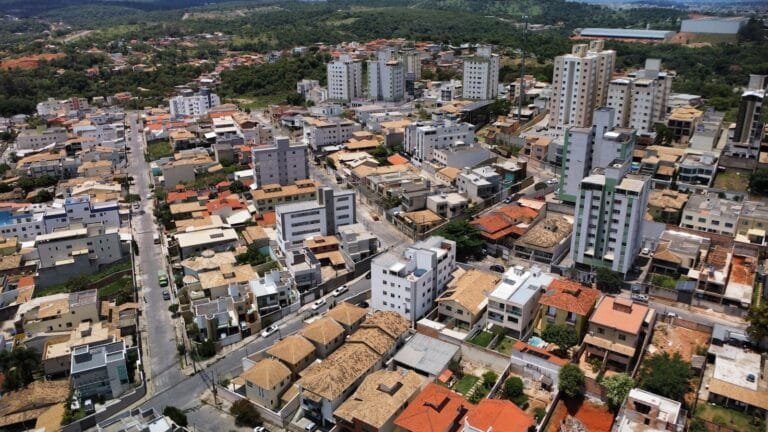 Vista aérea residencial brasileira ilustrando aquisição de imóvel por usucapião