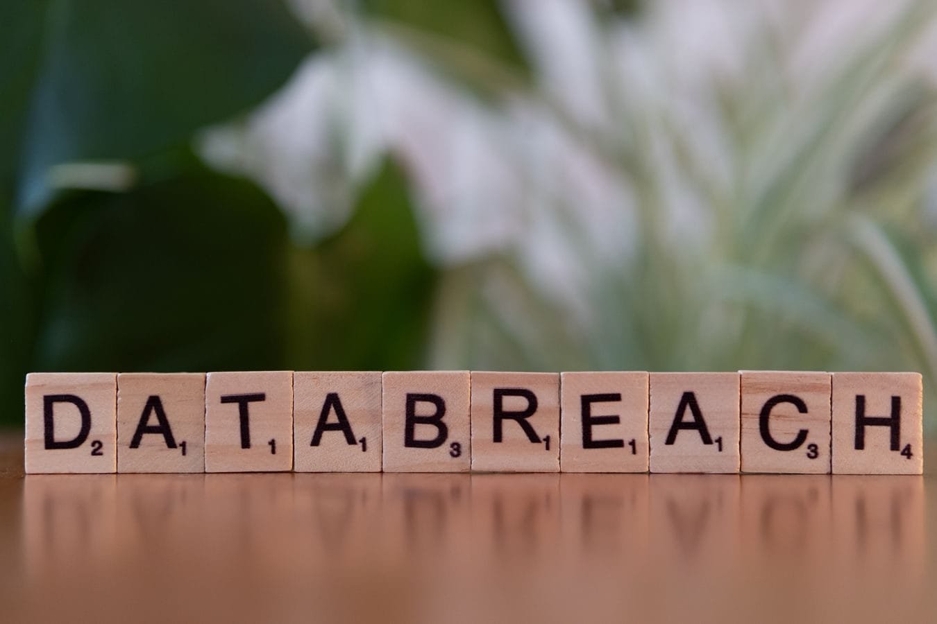 Vazamento de Dados Pessoais: Direitos da Vítima segundo a LGPD 1 Close-up of Scrabble tiles spelling data breach on a blurred background