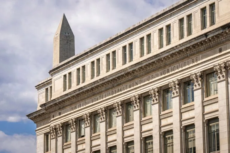 Ação regressiva do Estado contra o agente público que causou o dano 5 US Department of Agriculture building with Washington Monument behind, blue sky with cloud