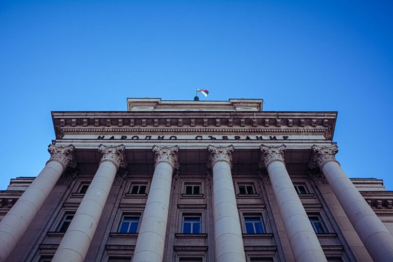 Acumulacao de cargos publicos: quando e permitida e quando vira irregularidade 7 Low-angle view of Sofia's Parliament Building with majestic columns and clear sky.