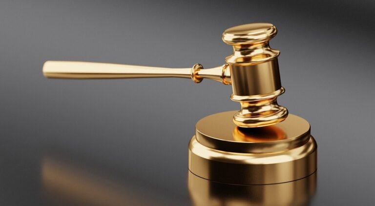 AGU obtém bloqueio de mais R$ 500 milhões e total de bens indisponibilizados em fraudes do INSS chega a R$ 4,5 bilhões 7 gavel, auction, hammer, justice, legal, judge, law, court, lawyer, wooden, bid, business,