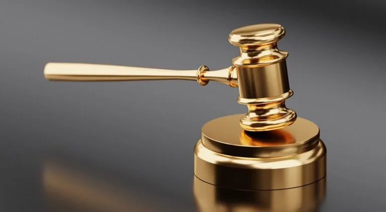 AGU obtém bloqueio de mais R$ 500 milhões e total de bens indisponibilizados em fraudes do INSS chega a R$ 4,5 bilhões 6 gavel, auction, hammer, justice, legal, judge, law, court, lawyer, wooden, bid, business,