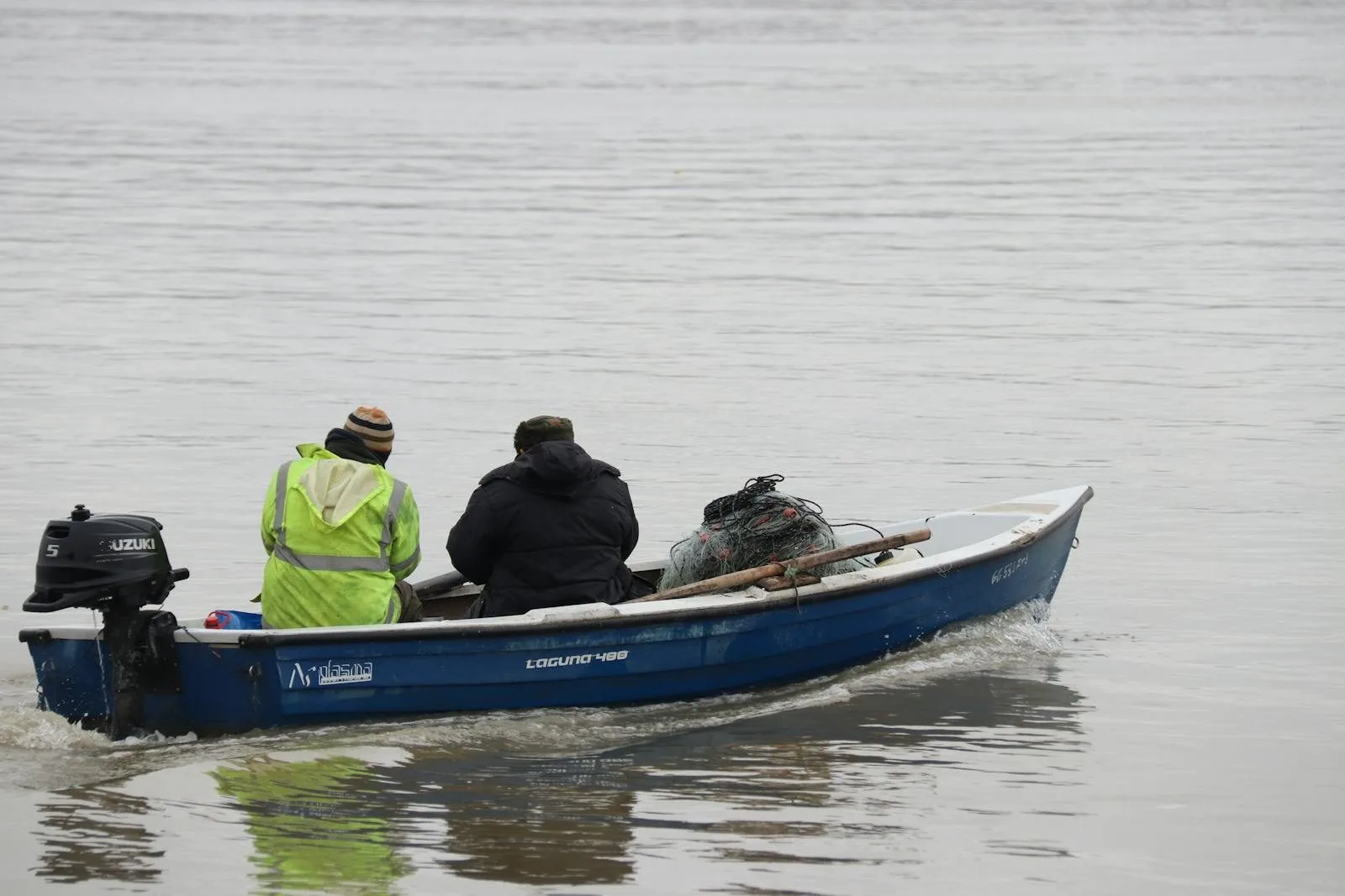 Aposentadoria do garimpeiro e do pescador artesanal 1 Pescadores artesanais em barco com redes de pesca, atividade com direito à aposentadoria do pescador artesanal