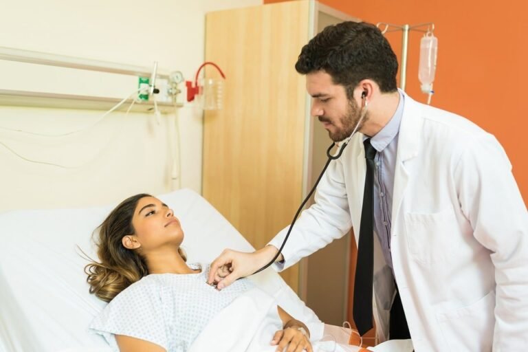 Perícia médica avalia segurado para aposentadoria por invalidez do INSS