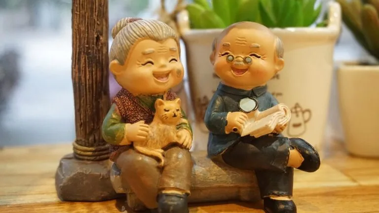Aposentadoria do Vigilante Armado: Periculosidade e Tempo Especial 3 grandparents, old, talking, together, love, grandmother, grandfather, retired, smiling, grandma, couple, retirement, eld