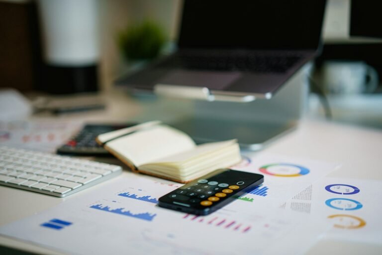 Caiu na malha fina do Imposto de Renda: o que fazer para regularizar sua declaracao 5 office desk with smartphone and financial charts
