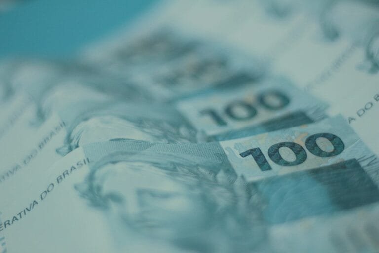 Calculo Aposentadoria 2026: Media 100% + Coeficiente 60% 7 A close up of a hundred dollar bill