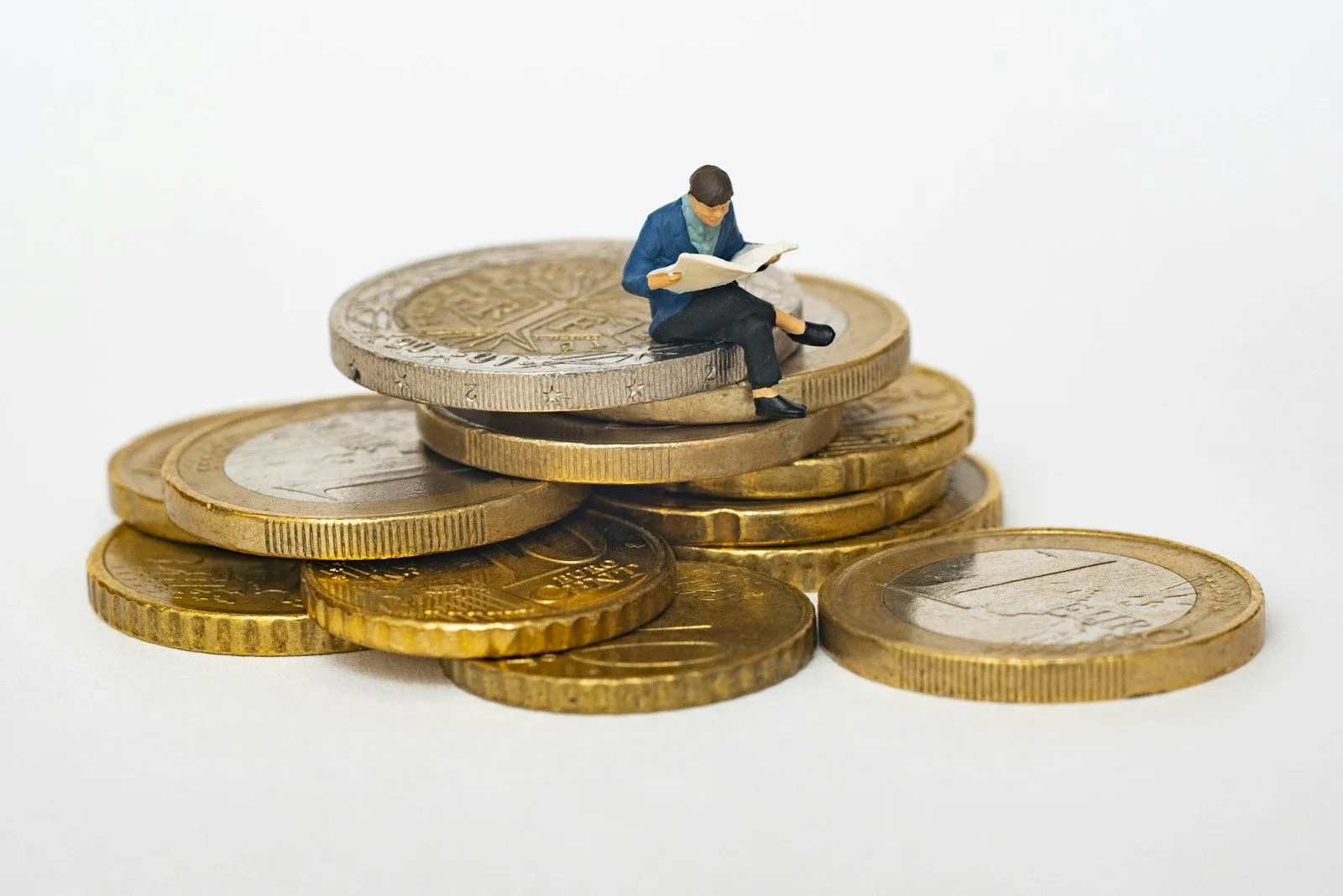 Certidão Negativa e Positiva com Efeitos de Negativa 1 Miniature person sitting on stack of coins reading newspaper