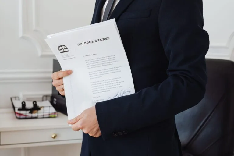 Citação por WhatsApp é inválida em ações de estado 2 A person holding a divorce decree in an office setting, symbolizing legal proceedings.