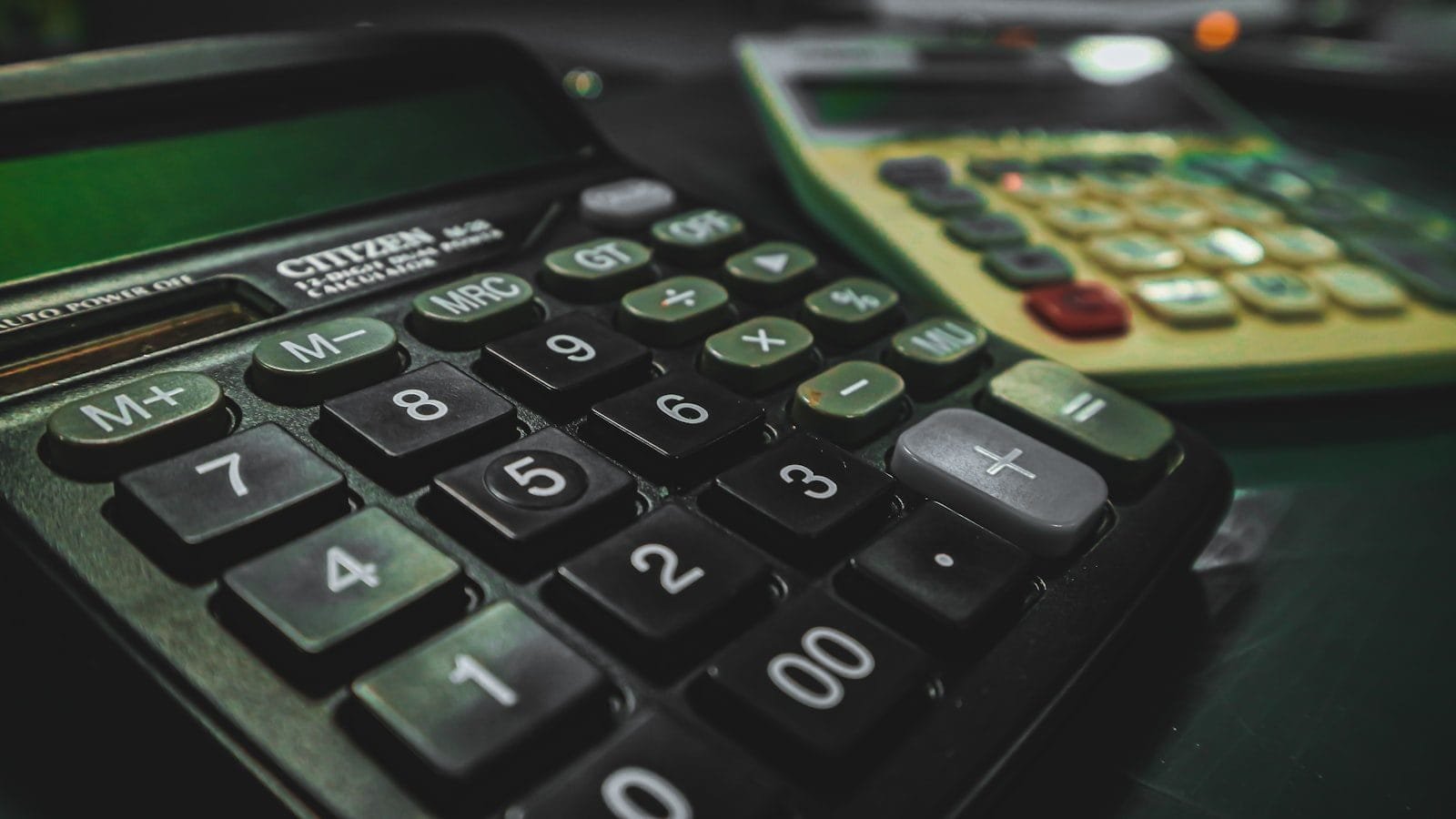 Como contestar uma execução fiscal: prazos, defesas e estrategias do executado 1 a calculator sitting on top of a table next to another calculator