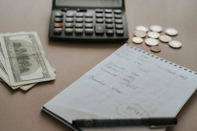 Como funciona a execucao fiscal e o que fazer ao receber a citacao 4 Desk setup showing calculator, cash, coins, and financial notes for budgeting.
