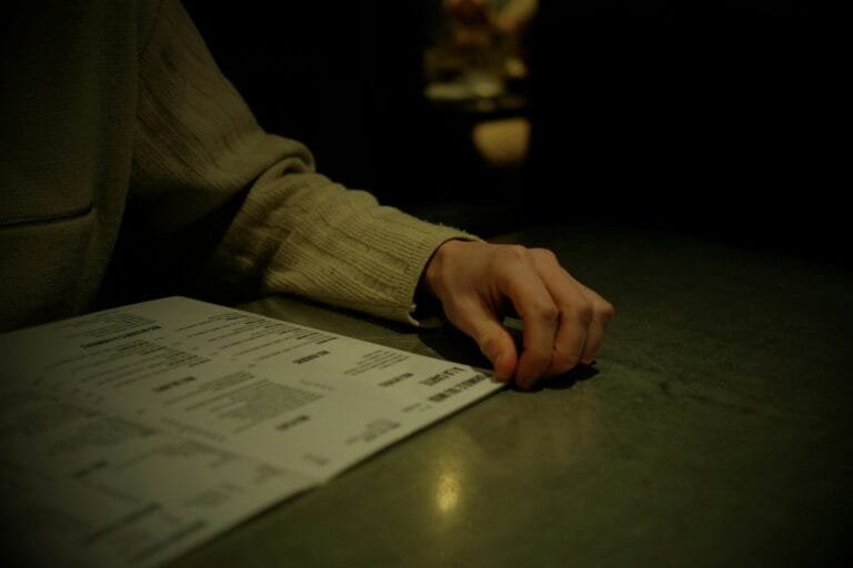 Competência dos Juizados Especiais Federais em Ações Contra o INSS 7 a persons hand resting on a piece of paper