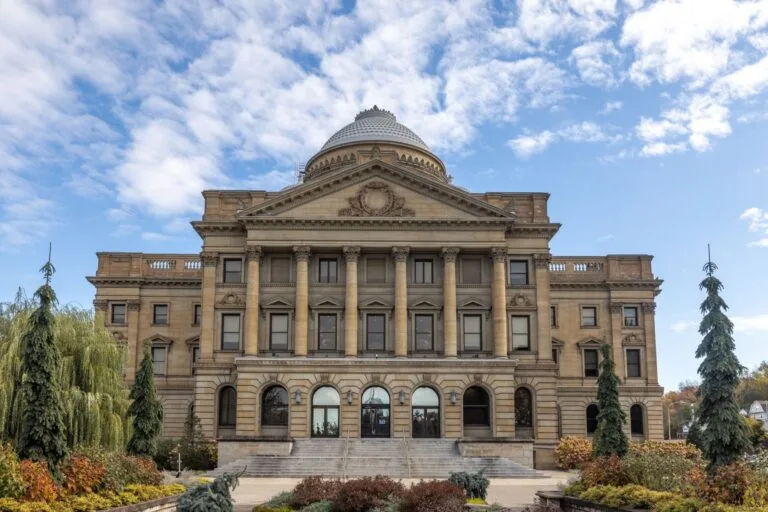 Conciliação judicial: por que aceitar um acordo pode valer mais que ganhar a causa 6 Front view of Luzerne County Courthouse, Wilkes-Barre, under a blue sky.