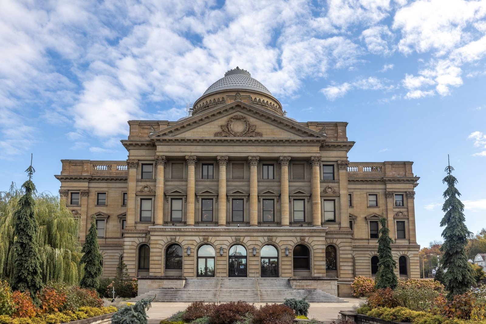 Conciliacao judicial: por que aceitar um acordo pode valer mais que ganhar a causa 1 Front view of Luzerne County Courthouse, Wilkes-Barre, under a blue sky.