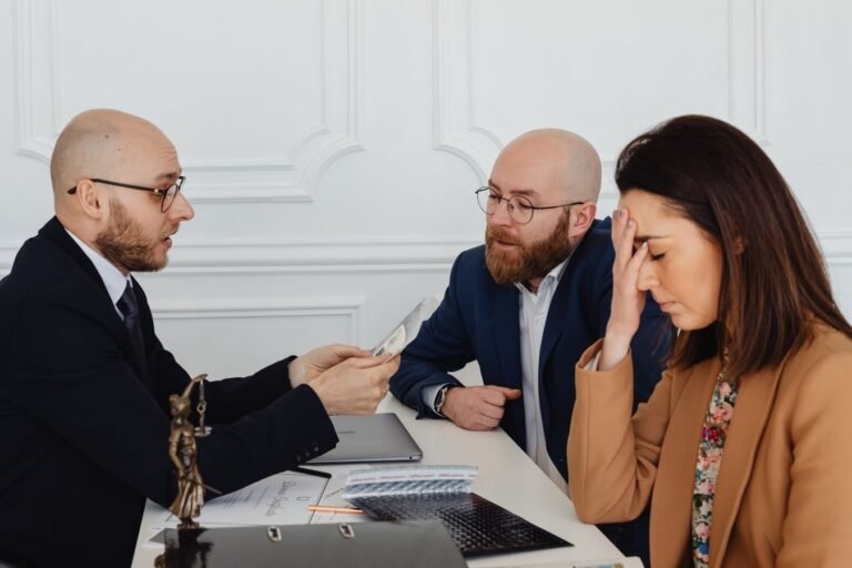 Conflito de interesses na advocacia: como a ética protege quem contrata 3 Lawyer discussing divorce settlement with distressed couple during tense meeting.