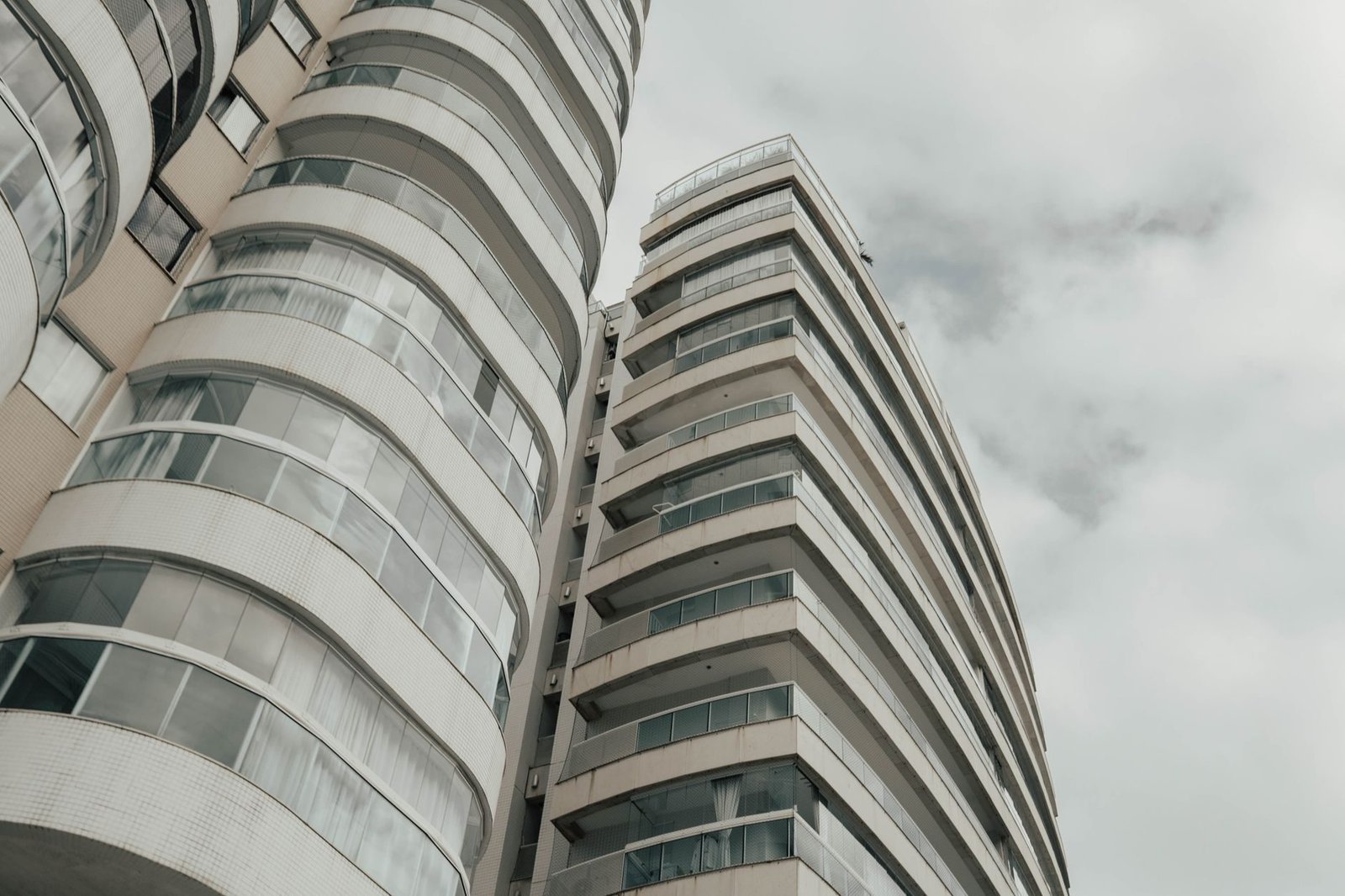 Elevated view of a contemporary high-rise building in Espírito Santo, Brazil, under a clou