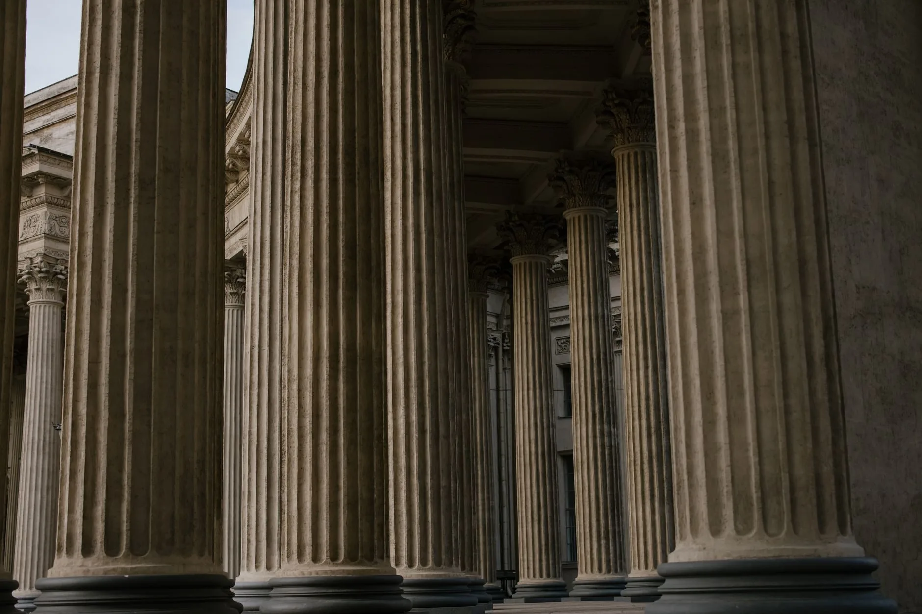 Contrato de honorários advocatícios: o que conferir antes de assinar 1 Ornate stone columns in a historic building showcasing classical architecture.