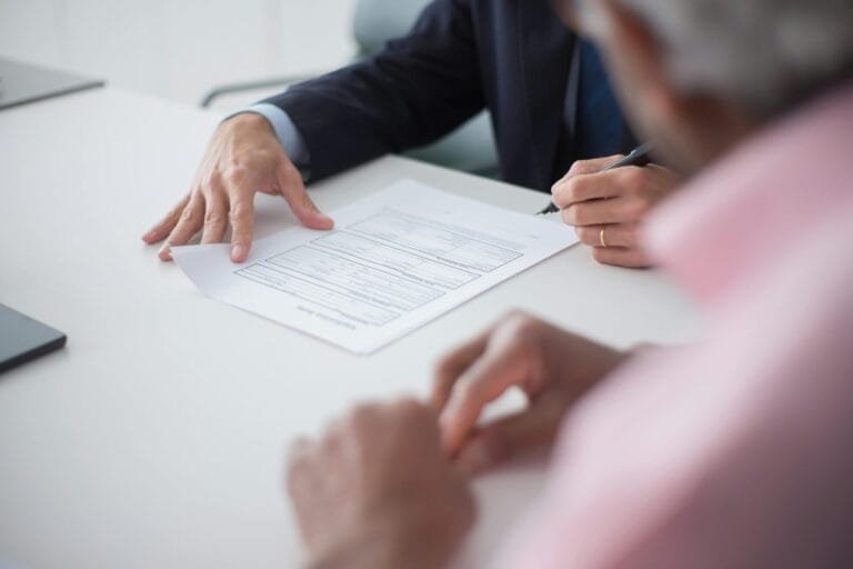 Contrato de Locação: Direitos e Deveres do Inquilino 4 Two professionals engaging in a business meeting, signing documents for a consulting agreement.