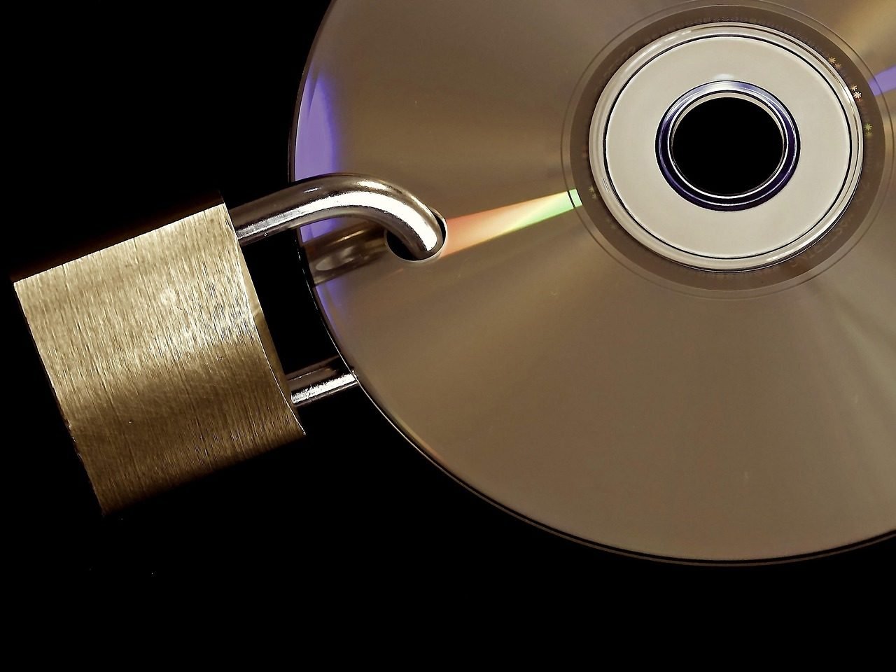 Contratos por aplicativos de mensagem: o que vincula e o que não vincula 1 privacy policy, data security, encrypted, password, access data, u-lock, to, closed, metal