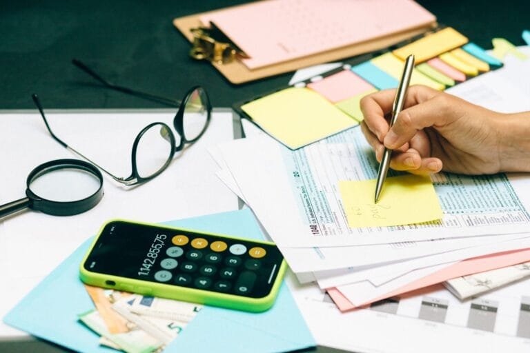 Autônomo calculando a contribuição do INSS com documentos e calculadora sobre a mesa