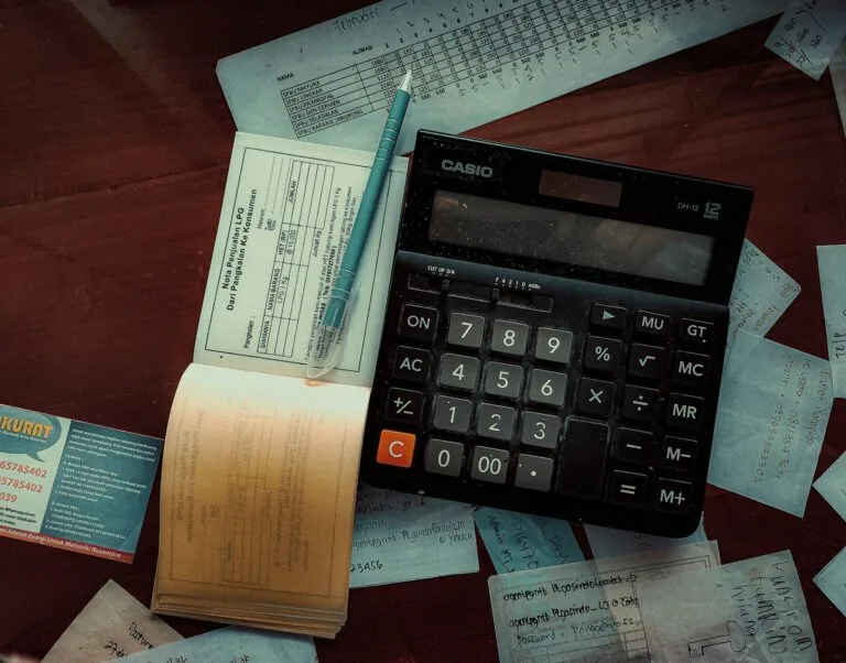 Créditos de PIS e Cofins: o que a empresa pode aproveitar no regime não cumulativo 5 a calculator sitting on top of a wooden table