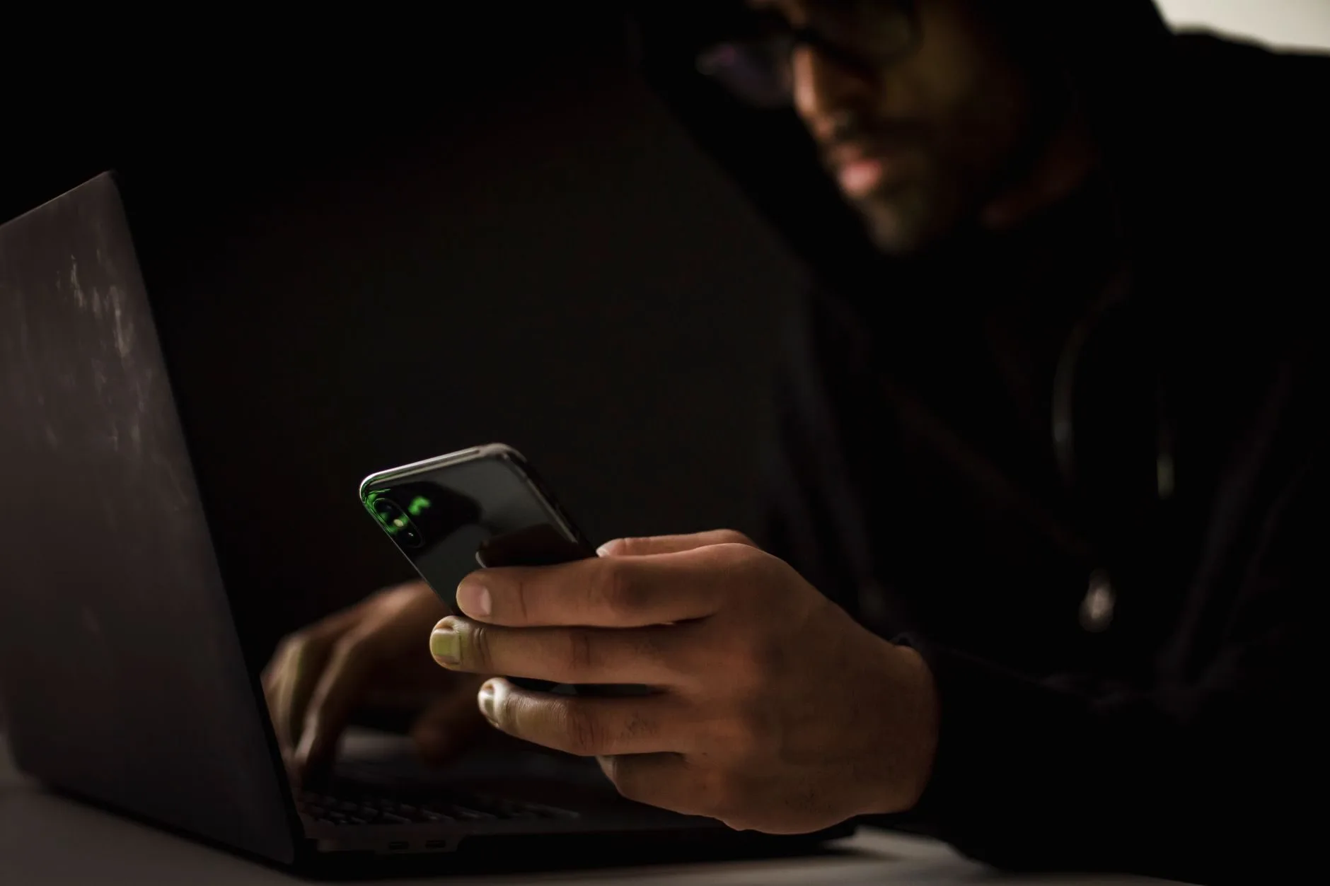 Crimes Cibernéticos: Principais Tipos Penais e Como se Defender 1 Ilustração sobre crimes ciberneticos como se defender