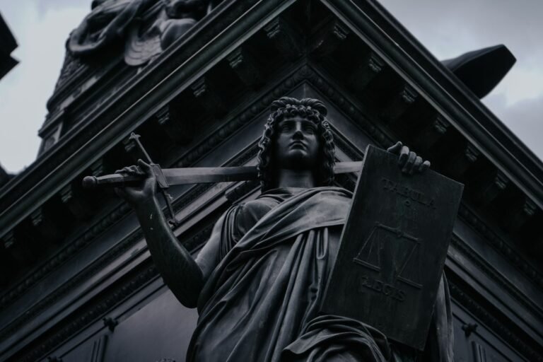 Improbidade administrativa pós-reforma de 2021: por que o STJ excluiu o dano coletivo dessa seara 4 Striking statue of Lady Justice holding sword and scales in Dresden, Germany.
