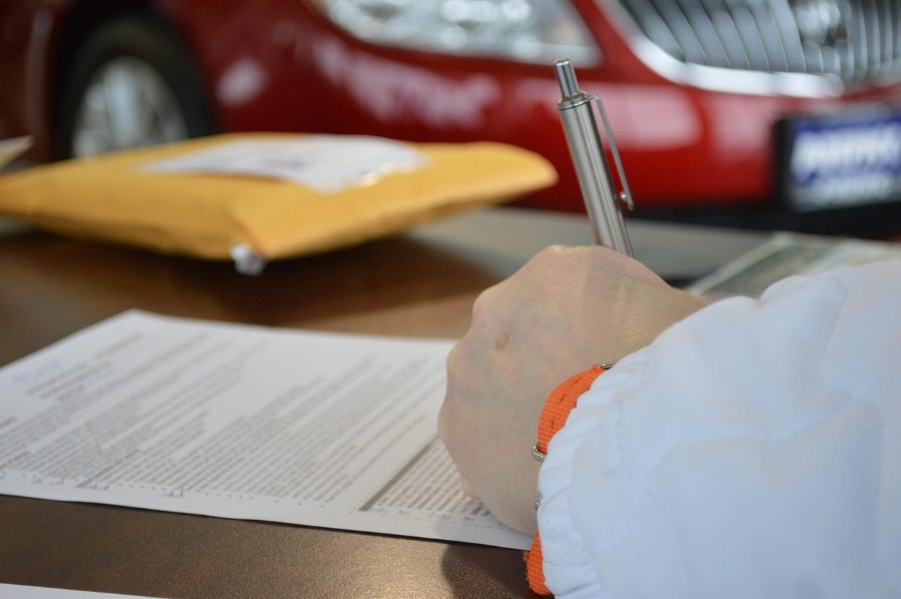 Dano moral: o que realmente da direito a indenizacao e o que nao da 1 contract, business, document, sign, deal, legal, finance, paperwork, hand, loan, write, ag