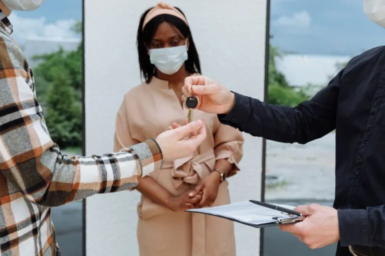 Danos por obra do vizinho: rachaduras, entulho e desabamento 3 A real estate deal closure with masks during the COVID-19 pandemic, highlighting safety.