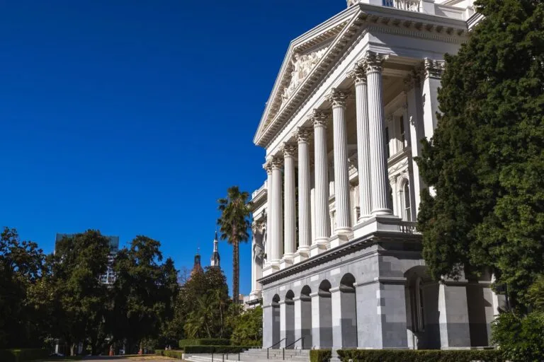 Demissão de servidor estável: hipóteses legais e como questionar abusos 9 Beautiful sunlit view of the California State Capitol building with classic columns and vi
