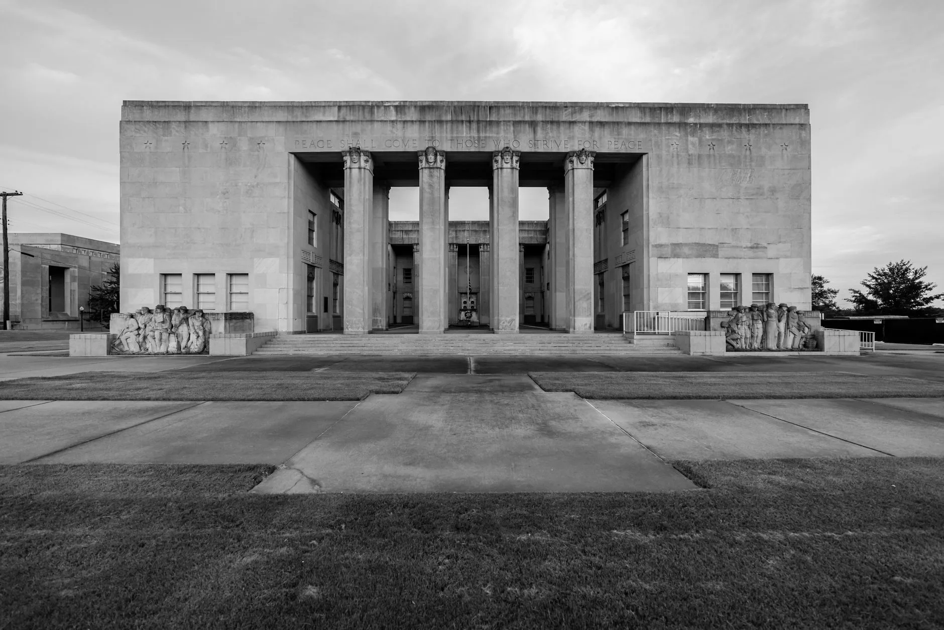 Devido processo legal administrativo: garantias que protegem o particular diante do Estado 1 Black and white photo of a classic architectural building in Jackson, Mississippi.