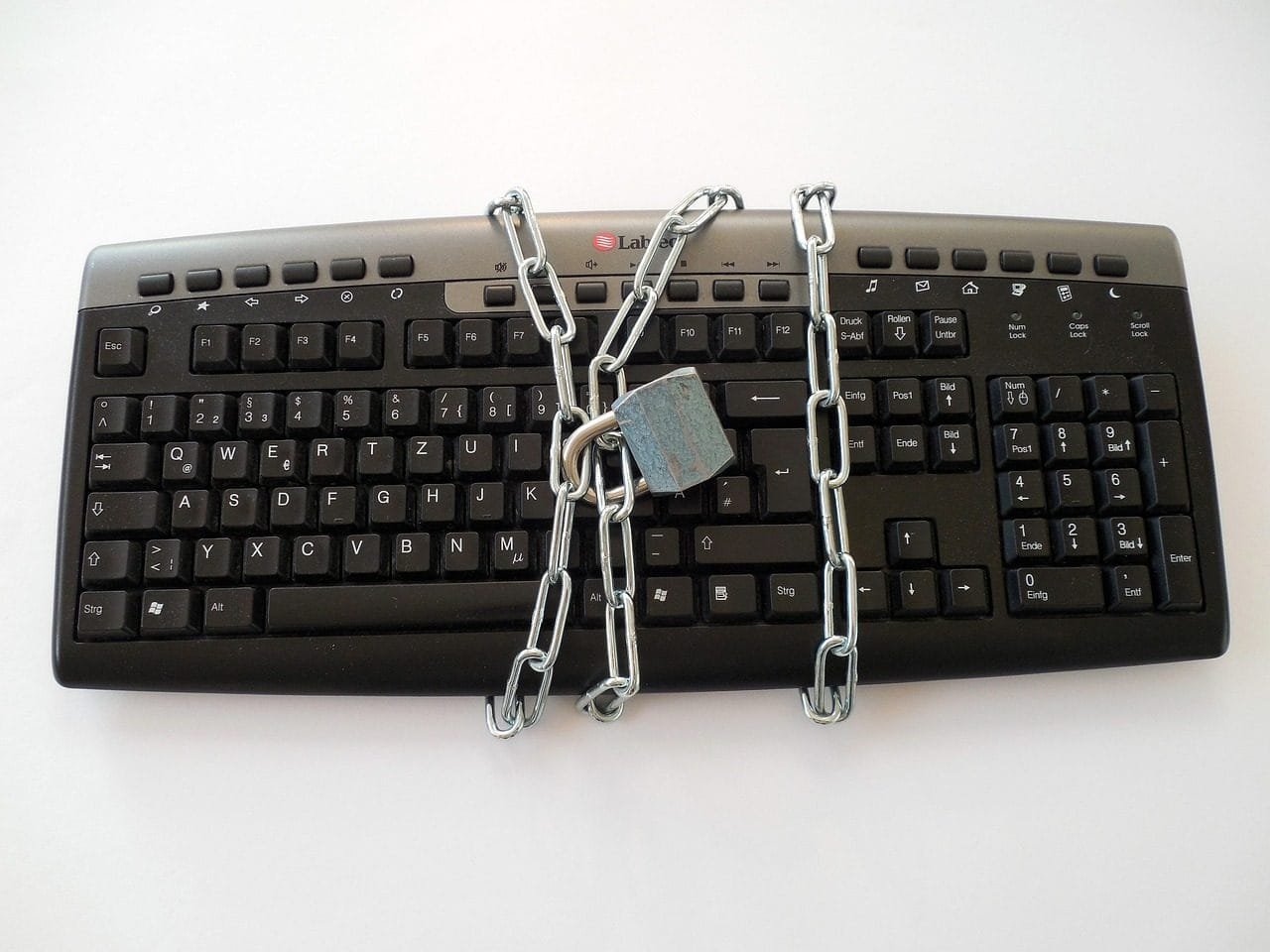 Direito ao esquecimento na internet: até onde vai a remoção de conteúdo 1 keyboard, secure, privacy policy, castle, padlock, chain, protect, computer, access, data