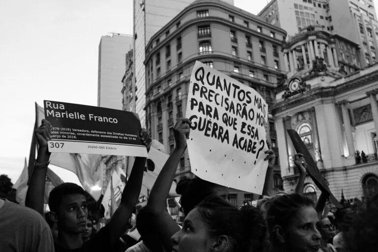 Direito de Greve no Serviço Público: Regras e Limites 7 grayscale photography of people raising signages