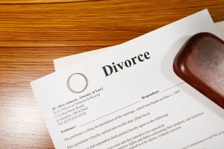 Documento de divórcio e aliança de casamento sobre a mesa simbolizando o fim do casamento