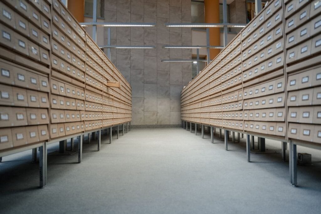 Sou dona de casa e nunca trabalhei fora. Posso ter direito a algum benefício? 1 Spacious modern library archive with rows of wooden drawers for document storage.